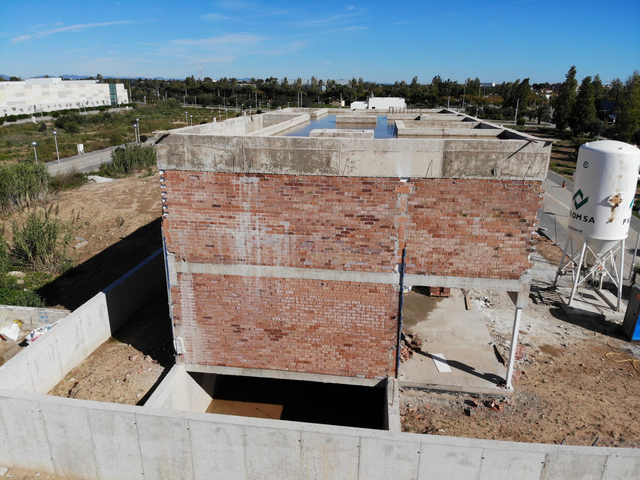 Noviembre 2018: Aislamientos, cerramientos exteriores e inicio de