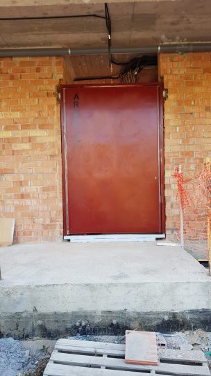 ¿Cómo instalar una puerta de entrada de eje pivotante? – TrideaProjects